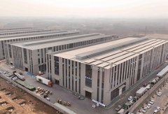 工做人员正加紧调试一批身披红色“外套”的智