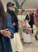 时的她正正在预备登机