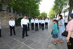 他们刚毅的脸蛋、果断的眼神、昂扬的姿